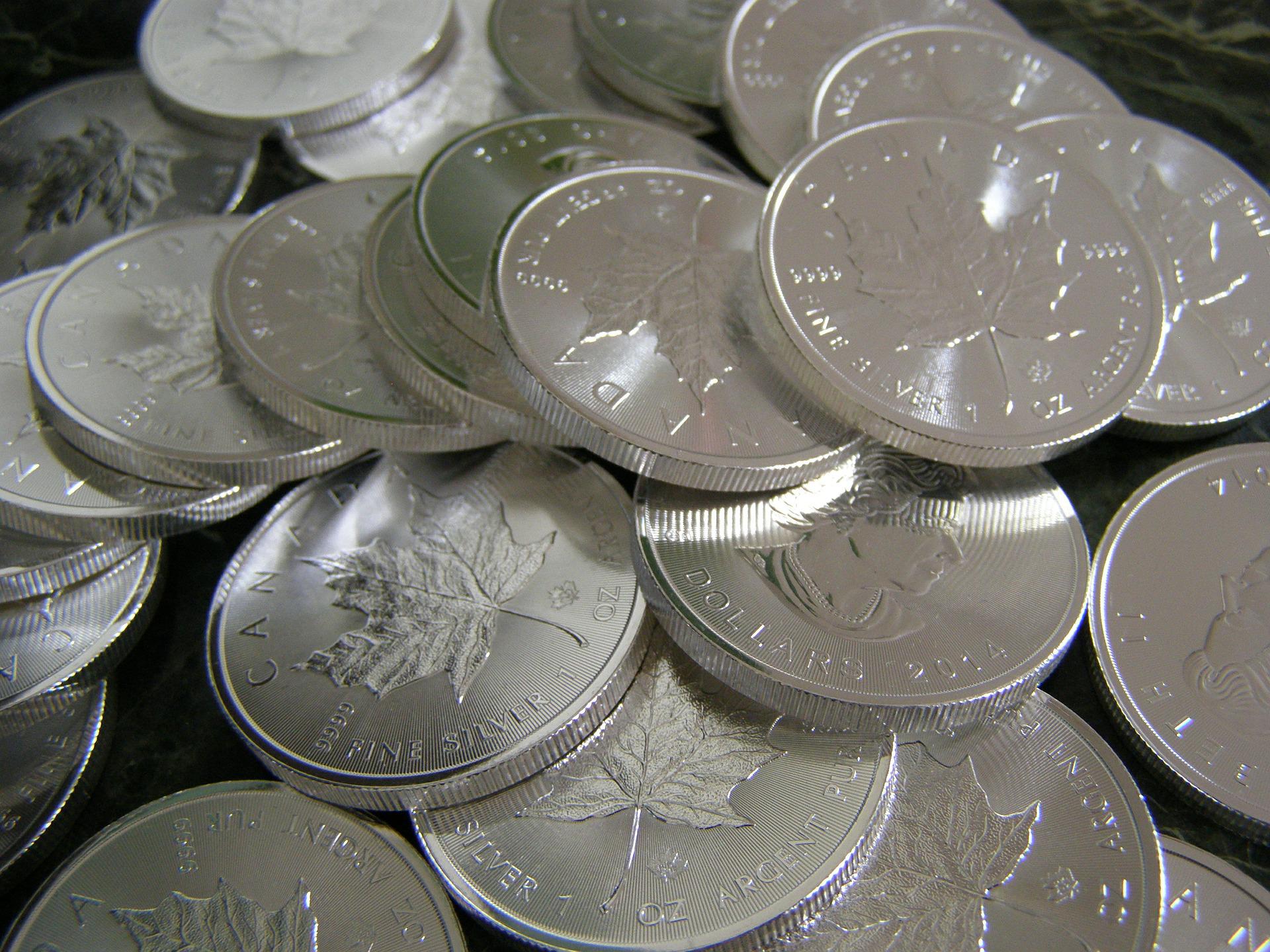 Srebrne jednouncjówki Liść Klonowy to popularna moneta do inwestycji w srebro. Metale szlachetne vs. inflacja to walka prowadzona od lat.